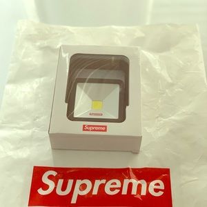 Supreme light with kickstand